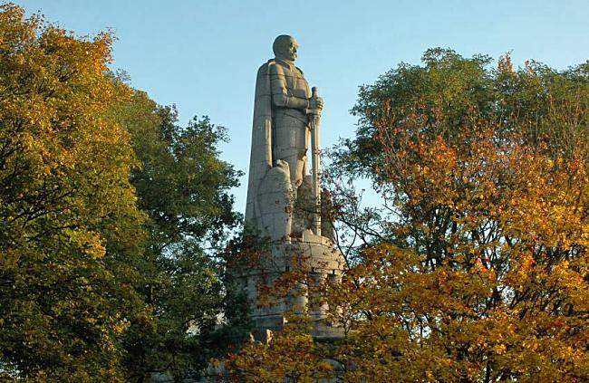 16_038155  das Hamburger Bismarckdenkmal ragt aus den Herbst-Bumen am Elbpark heraus.  www.christoph-bellin.de