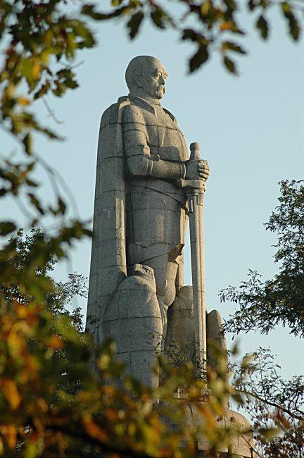 16_038156  Blick durch die Hamburger Herbstbltter am Alten Elbpark zum Denkmal von Bismarck; der erste Reichskanzler des deutschen Kaiserreichs Otto von Bismarck wird als Kreuzritter in Rstung dargestellt, auf seinem Schwert gesttzt blickt er Richtung Elbe- die Statue aus Granit ist mehr als 34m hoch und stammt aus dem Entwurf von Hugo Lederer.   www.christoph-bellin.de