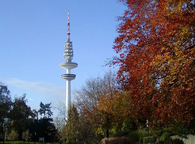 16_038157  Blick durch das herbstliche Planten un Blomen unter strahlend blauem Himmel; re. eine grosse Buche in buntem Herbstkleid. Im Hintergrund der fast 280m hohe Hamburger Fernsehturm; er wird in Anlehnung an ein anderes Hamburger Wahrzeichen und Sehenswrdigkeit, der St. Michaeliskirche / Michel, auch Telemichel genannt. Sein "offizieller" Name ist nach dem deutschen Physiker Heinrich Rudolf Hertz benannt - "Heinrich Hertz Turm".