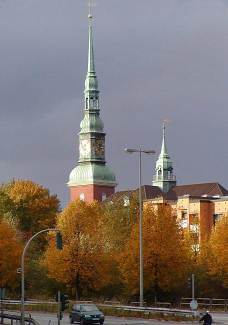 16_038158  die St. Trinitatiskirche von Hamburg Altona  iin der Herbstsonne. Die Ersterbauung der Hauptkirche Altonas war um 1650; um 1750 wurde die Kirche neu erbaut, 1943 zerstrt und von 1954 - 1969 restaurierte. Am Strassenrand der Strassen St. Pauli Fischmarkt und Breite Strasse haben die Bltter der Strassenbume ihre goldgelbe Herbstfrbung angenommen.     www.christoph-bellin.de