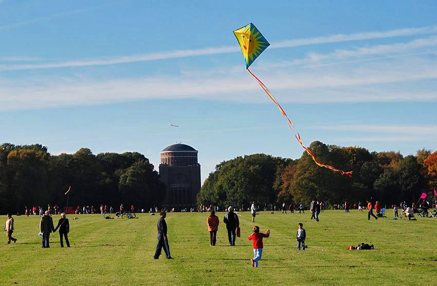 16_03815 Herbst in Hamburg - auf der grossen Wiese im Winterhuder Stadtpark lassen Kinder im Wind ihre bunten Drachen - im Hintergrund der ehem. Wasserturm und jetzige Hamburger Planetarium.  www.christoph-bellin.de