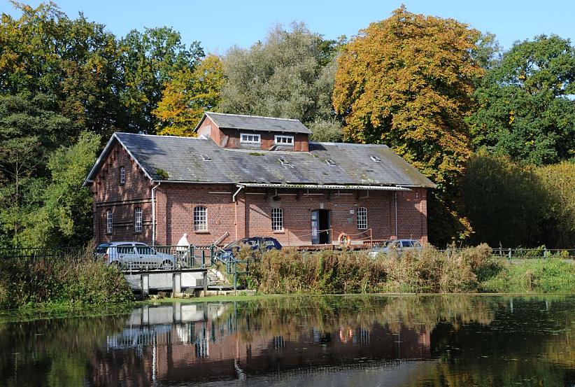 1782_9338 Ziegelgebude am Mhlenteich in Hamburg Wohldorf Ohlstedt - die Bltter an den Bumen beginnen sich herbstlich zu frben.