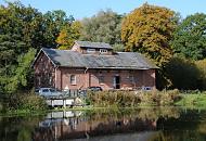 1782_9338 Ziegelgebude am Mhlenteich in Hamburg Wohldorf Ohlstedt - die Bltter an den Bumen beginnen sich herbstlich zu frben.