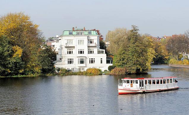 336_0693 Im Bereich der Alster hinter der Krugkoppelbrcke wenden die Alsterschiffe, um wieder Richtung Jungfernstieg zu fahren. Eine mehrstckige historische weisse Stadtvilla steht am Wasser; Gehlze, Bsche und Bume am Ufer der Alster nehmen ihre Herbstfrbung an.