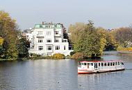 336_0693  Im Bereich der Alster hinter der Krugkoppelbrcke wenden die Alsterschiffe, um wieder Richtung Jungfernstieg zu fahren. Eine mehrstckige historische weisse Stadtvilla steht am Wasser; Gehlze, Bsche und Bume am Ufer der Alster nehmen ihre Herbstfrbung an. 