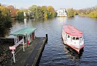 343_0699  Das Fahrgastschiff Ammersbek der weissen Alsterflotte hat hinter der Krugkoppelbrcke gewendet und passiert den Schiffsanleger / Haltestelle Krugkoppelbrcke. Im Hintergrund lks. Bume am Wasser des Eichenparks von Hamburg Harvestehude und Bume im Herbstgewand am Ufer der Alster.