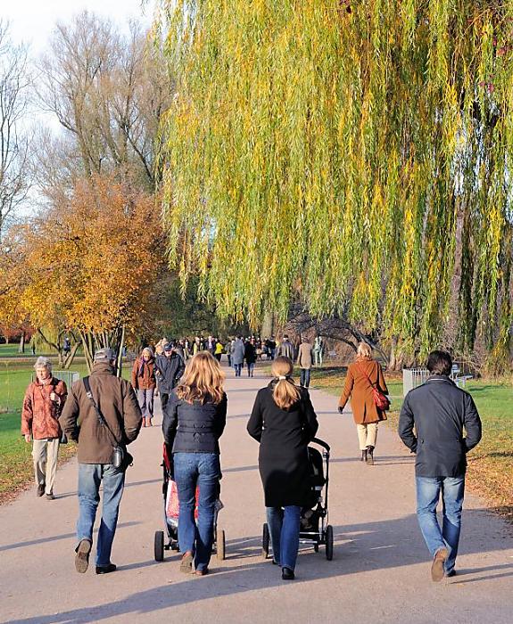 367_1250  Spaziergang in der Sonne an der Alster - Eltern schieben ihre Kinderkarren entlang des Alsterwanderwegs an der Hamburger Aussenalster - einige Bume haben ihre Bltter schon ganz verloren, andere zeigen herbstliche Frbung. 