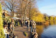 399_1366  Ein sonniger Nachmittag im Herbst - HamburgerInnen stehen an der Alsterperle, einer zum Restaurant umgebauten ehem. ffentlichen Bedrfnisanstalt und geniessen den Blick ber die Elbe. Am Ufer des grossen Hamburger Sees sehen Weiden, die schon ihre gelblich Herbstfrbung angenommen haben.