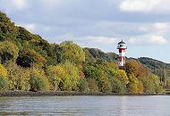 906_0058  Der Leuchtturm Wittenbergen am Ufer der Elbe - das Unterfeuer steht zwischen den herbstlichen Bumen. Der Leuchtturm steht als einer der ltesten Stahlleuchttrme seit 2004 unter Denkmalschutz.