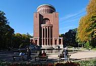 16_03795 Herbst im Hamburger Stadtpark - das Laub der Bume am Winterhuder Planetarium sind herbstlich gefrbt. Besucher des Parks sitzen in der Herbstsonne unter blauem Himmel auf Bnken oder am Rand des Wasserbassins - ein Fotograf fotografiert das historische Gebude des Planetarium. Im Vordergrund eine bunte Blumenrabatte. www.christoph-bellin.de