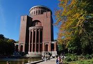 16_03796 Herbst im Winterhuder Stadtpark - das Laub der Bume am Hamburger Planetarium sind herbstlich gefrbt. Besucher des Parks sitzen oder liegen in der Herbstsonne unter blauem Himmel auf Bnken oder am Rand des Wasserbassins vor dem historischen Backsteingebude. www.christoph-bellin.de