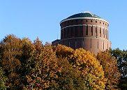 16_03797 Blick über die Hamburger Jahn-Kampfbahn zum Turmgebäude des Winterhuder Planetariums - die Kuppel des ehemaligen Wasserturms ragt aus den Herbst-Bäumen heraus. In der Sonne strahlen die gelben und rötlichen Blätter vom Herbst-Laub.    ©www.christoph-bellin.de