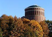 16_03797 Blick ber die Hamburger Jahn-Kampfbahn zum Turmgebude des Winterhuder Planetariums - die Kuppel des ehemaligen Wasserturms ragt aus den Herbst-Bumen heraus. In der Sonne strahlen die gelben und rtlichen Bltter vom Herbst-Laub.  www.christoph-bellin.de