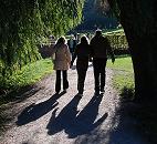 16_03799 der Sommer geht zur Neige, die tiefstehende Herbstsonne wirft lange Schatten der Spaziergänger im grössten Park Hamburgs, dem Stadtpark in Winterhude.    ©www.christoph-bellin.de