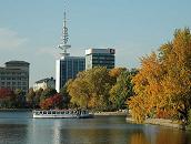 16_03820  Blick auf das Alsterufer an den Lombardsbrcken im Herbst - die Bume zeigen eine goldene und rostbraune Herbstfrbung. Ein Alsterschiff / Alsterdampfer der weissen Hamburger Flotte kommt vom Jungfernstieg und fhrt Richtung Aussenalster. Im Hintergrund die Hochhuser / Brohuser an der Esplande und das Gebude des Hamburger Spielkasinos - dahinter der hohe Turm des Hamburger Fernsehturm, der Heinrich-Hertz-Turm, der im Volksmund auch "Telemichel" genannt wird.   www.christoph-bellin.de