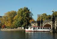 16_03821  Ein Alsterschiff passiert gerade die Lombardsbrcken - oben am Brckengelnder die typischen Kandelaber dieser historischen Hamburger Brcke, die zwischen Binnenalster und Aussenalster liegt. Links der "Neue Jungfernstieg", rechts im Hintergrund das hohe Gebude des Hotels am Dammtor.  www.christoph-bellin.de