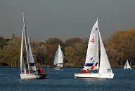 16_03823  Segelregatta auf der Aussenalster; die weissen Segel strahlen in der Herbstsonne - am anderen Ufer der Alster stehen die mchtigen Bume in buntem Herbstlaub; eine dunkle Unwetterfront zieht auf.   www.christoph-bellin.de