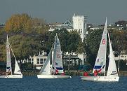 16_03826  die weisse historische Architektur an der Hamburger Strasse "Alsterufer" ragt hinter den Herbstbumen heraus - im Vordergrund kreuzen Segelboote auf der Aussenalster.  www.christoph-bellin.de