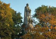 16_038155  das Hamburger Bismarckdenkmal ragt aus den Herbst-Bäumen am Alten Elbpark heraus.  ©www.christoph-bellin.de