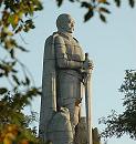 16_038156  Blick durch die Hamburger Herbstbltter am Alten Elbpark zum Denkmal von Bismarck; der erste Reichskanzler des deutschen Kaiserreichs Otto von Bismarck wird als Kreuzritter in Rstung dargestellt, auf seinem Schwert gesttzt blickt er Richtung Elbe- die Statue aus Granit ist mehr als 34m hoch und stammt aus dem Entwurf von Hugo Lederer.   www.christoph-bellin.de