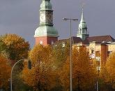 16_038158  die St. Trinitatiskirche von Hamburg Altona  iin der Herbstsonne. Die Ersterbauung der Hauptkirche Altonas war um 1650; um 1750 wurde die Kirche neu erbaut, 1943 zerstrt und von 1954 - 1969 restaurierte. Am Strassenrand der Strassen St. Pauli Fischmarkt und Breite Strasse haben die Bltter der Strassenbume ihre goldgelbe Herbstfrbung angenommen.     www.christoph-bellin.de