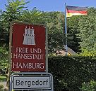 17_21460 Hamburgs sdstliche Stadtgrenze; ein rotes Schild mit weisser Schrift "Freie und Hansestadt Hamburg" weist auf die Grenze zum Stadtstaat Hamburg hin. Die Burg mit den Trmen und Zinnen ist das Wappen Hamburgs. Das weisse Schild darunter zeigt den Beginn des Hamburger Bezirks Bergedorf.  www.hamburg-fotograf.com