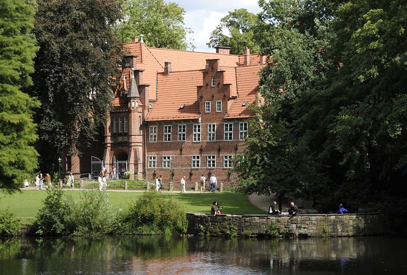 Bilder aus den Hamburger Bezirken - Bergedorfer Schloss und Stadtgraben  17_21461 Die Ursprnge vom Bergedorfer Schloss wurde um 1220 angelegt, der jetzige Bau ab dem 15. Jh. entwickelt und seitdem mehrfach verndert. Die Anlage steht seit 1926 unter Denkmalschutz. Ab 1953 beinhaltet das historische Gebude das Museum fr Bergedorf und die Vierlande. Im Vordergrund sitzen vor dem Schloss Menschen am kleinen See, der durch die aufgestaute Bille entstanden ist - Touristen gehen in der Sonne im Schlosspark spazieren. www.hamburg-fotograf.com