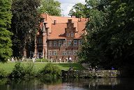 17_21461 Die Ursprnge vom Bergedorfer Schloss wurde um 1220 angelegt, der jetzige Bau ab dem 15. Jh. entwickelt und seitdem mehrfach verndert. Die Anlage steht seit 1926 unter Denkmalschutz. Ab 1953 beinhaltet das historische Gebude das Museum fr Bergedorf und die Vierlande. Im Vordergrund sitzen vor dem Schloss Menschen am kleinen See, der durch die aufgestaute Bille entstanden ist - Touristen gehen in der Sonne im Schlosspark spazieren. www.hamburg-fotograf.com