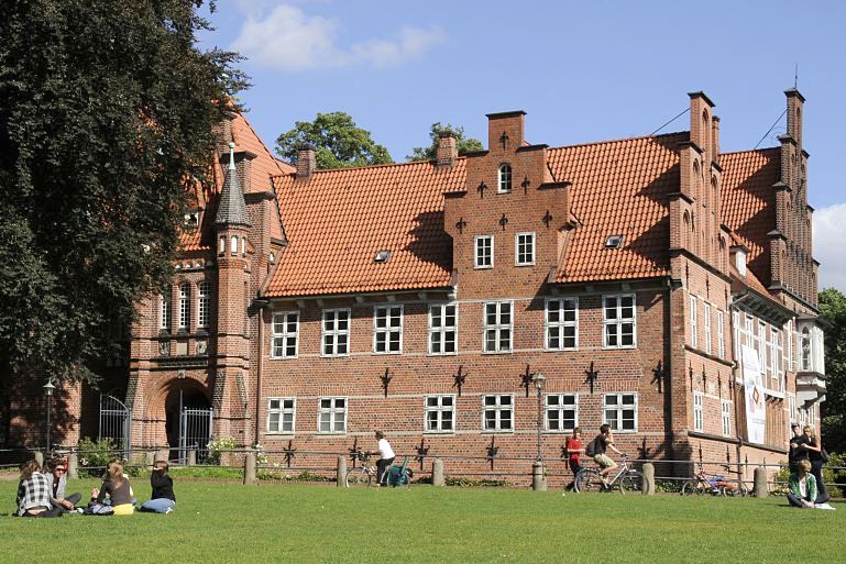 Fotos aus Hamburg Bergedorf - Wiese vor dem Bergedorfer Schloss in der Sonne.  17_21462 Die Ursprnge vom Bergedorfer Schloss wurde um 1220 angelegt, der jetzige Bau ab dem 15. Jh. entwickelt und seitdem mehrfach verndert. Die Anlage steht seit 1926 unter Denkmalschutz. Ab 1953 beinhaltet das historische Gebude das Museum fr Bergedorf und die Vierlande. Bergedorfer sitzen in der Sonne auf der Wiese vor dem Schlossgebude. www.hamburg-fotograf.com