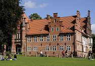 17_21462 Die Ursprnge vom Bergedorfer Schloss wurde um 1220 angelegt, der jetzige Bau ab dem 15. Jh. entwickelt und seitdem mehrfach verndert. Die Anlage steht seit 1926 unter Denkmalschutz. Ab 1953 beinhaltet das historische Gebude das Museum fr Bergedorf und die Vierlande. Bergedorfer sitzen in der Sonne auf der Wiese vor dem Schlossgebude. www.hamburg-fotograf.com