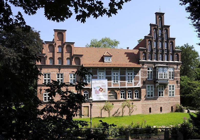 Hamburgfotos aus dem Stadtteil Bergedorf - das historische Bergedorfer Schloss  17_21463 Die Ursprnge vom Bergedorfer Schloss wurde um 1220 angelegt, der jetzige Bau ab dem 15. Jh. entwickelt und seitdem mehrfach verndert. Die Anlage steht seit 1926 unter Denkmalschutz. Ab 1953 beinhaltet das historische Gebude das Museum fr Bergedorf und die Vierlande. Das Wasserschloss ist von einem Schlossgraben umgeben. www.hamburg-fotograf.com