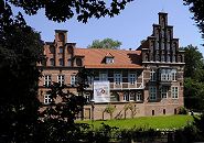 17_21463 Die Ursprnge vom Bergedorfer Schloss wurde um 1220 angelegt, der jetzige Bau ab dem 15. Jh. entwickelt und seitdem mehrfach verndert. Die Anlage steht seit 1926 unter Denkmalschutz. Ab 1953 beinhaltet das historische Gebude das Museum fr Bergedorf und die Vierlande. Das Wasserschloss ist von einem Schlossgraben umgeben. www.hamburg-fotograf.com