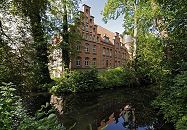 17_21465 Blick ber den Schlossgraben zum Bergedorfer Schloss. Die Ursprnge vom Wasserschloss in Bergedorf wurde um 1220 angelegt, der jetzige Bau ab dem 15. Jh. entwickelt und seitdem mehrfach verndert. Die Anlage steht seit 1926 unter Denkmalschutz. Ab 1953 beinhaltet das historische Gebude das Museum fr Bergedorf und die Vierlande. www.hamburg-fotograf.com