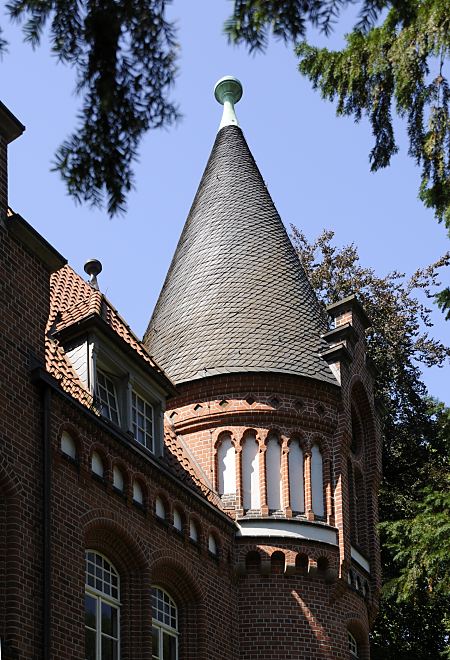 historische Architektur in Hamburg Bergedorf; Giebelturm Bergedorfer Schloss. Die Ursprnge vom Wasserschloss in Bergedorf wurde um 1220 angelegt, der jetzige Bau ab dem 15. Jh. entwickelt und seitdem mehrfach verndert. Die Anlage steht seit 1926 unter Denkmalschutz. Ab 1953 beinhaltet das historische Gebude das Museum fr Bergedorf und die Vierlande.