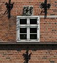 17_21468 Fensterdetail und Mauerwerk der historische Architektur vom Bergedorfer Schloss. Die Ursprnge des Wasserschlosses in Bergedorf wurde um 1220 angelegt, der jetzige Bau ab dem 15. Jh. entwickelt und seitdem mehrfach verndert. Die Anlage steht seit 1926 unter Denkmalschutz. Ab 1953 beinhaltet das historische Gebude das Museum fr Bergedorf und die Vierlande. www.hamburg-fotograf.com