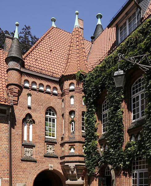 Bilder aus Hamburg Bergedorf / Bergedorfer Schloss  17_21470 Fassade vom Bergedorfer Schloss mit Trmen und Efeu. Die Ursprnge des Wasserschlosses in Bergedorf wurde um 1220 angelegt, der jetzige Bau ab dem 15. Jh. entwickelt und seitdem mehrfach verndert. Die Anlage steht seit 1926 unter Denkmalschutz. Ab 1953 beinhaltet das historische Gebude das Museum fr Bergedorf und die Vierlande. www.hamburg-fotograf.com