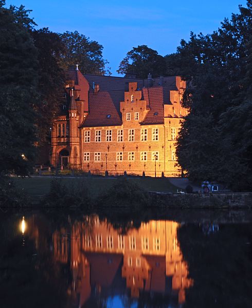 Fotos von Bergedorf - das Schloss zur "blauen Stunde"   Das Bergedorfer Schloss in der Abenddmmerung zur "Blauen Stunde". Abends wird das historische Gebude angestrahlt; Bergedorfer sitzen in der Sommernacht am Wasser der aufgestauten Bille, in dem sich das beleuchtete Schloss spiegelt. Die Ursprnge des Wasser- schlosses in Bergedorf wurde um 1220 angelegt, der jetzige Bau ab dem 15. Jh. entwickelt und seitdem mehrfach verndert. Die Anlage steht seit 1926 unter Denkmalschutz. Ab 1953 beinhaltet das historische Gebude das Museum fr Bergedorf und die Vierlande.