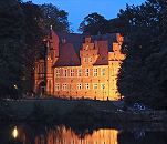 17_21471 Das Bergedorfer Schloss in der Abenddmmerung zur "Blauen Stunde". Abends wird das historische Gebude angestrahlt; Bergedorfer sitzen in der Sommernacht am Wasser der aufgestauten Bille, in dem sich das beleuchtete Schloss spiegelt. Die Ursprnge des Wasser- schlosses in Bergedorf wurde um 1220 angelegt, der jetzige Bau ab dem 15. Jh. entwickelt und seitdem mehrfach verndert. Die Anlage steht seit 1926 unter Denkmalschutz. Ab 1953 beinhaltet das historische Gebude das Museum fr Bergedorf und die Vierlande.. www.hamburg-fotograf.com