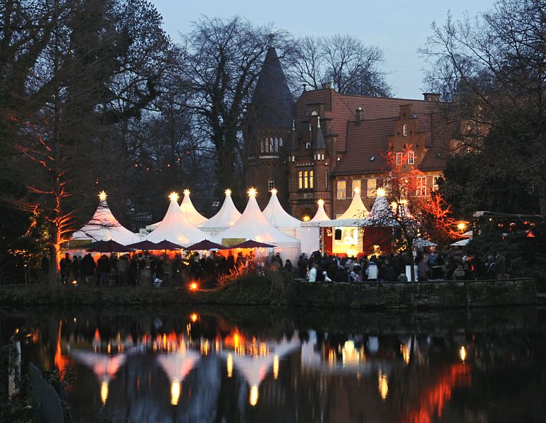 Bilder vom Weihnachtsmarkt in Hamburg Bergedorf - Fotos von Weihnachten in Hamburg  17_21473 Vor dem Bergedorfer Schloss findet der Bergedorfer Weihnachtsmarkt in den Adventswochen vor Weihnachten statt. Weisse Zelte sind um die Schlosswiese herum aufgestellt, in denen sich die unterschiedlichsten Verkaufsstnde befinden. Auf den Zeltspitzen sind beleuchtete Sterne angebracht, die sich in der einbrechenden Dunkelheit im Wasser der Bille spiegeln. www.hamburg-fotograf.com