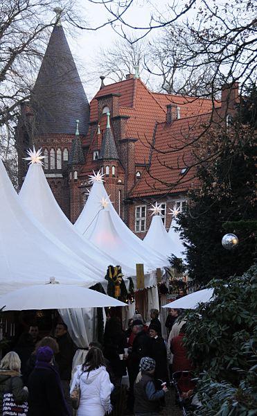 Hamburger Weihnachtsmarkt in Bergedorf  17_21475 dicht gedrngt stehen die Stnde auf dem Bergedorfer Weihnachtsmarkt - beleuchtete Sterne schmcken die Verkaufsstnde, im Hintergrund die Dcher und Trme vom historischen Schlossgebude.www.hamburg-fotograf.com