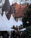 17_21475 dicht gedrängt stehen die Stände auf dem Bergedorfer Weihnachtsmarkt - beleuchtete Sterne schmücken die Verkaufsstände, im Hintergrund die Dächer und Türme vom historischen Schlossgebäude. ©www.hamburg-fotograf.com