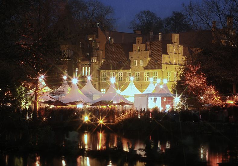 Lichterglanz auf dem Weihnachtsmarkt am Bergedorfer Schloss  17_21477 Der Weihnachtsmarkt auf dem Bergedorfer Schlossgelnde erstrahlt im Lichterglanz. Der Markt ist gut besucht unter den Zelten drngen sich die Besucher des traditionellen Hamburger Weihnachtsmarkt. In den Abendstunden wird das historische Schloss angeleuchtet.www.hamburg-fotograf.com