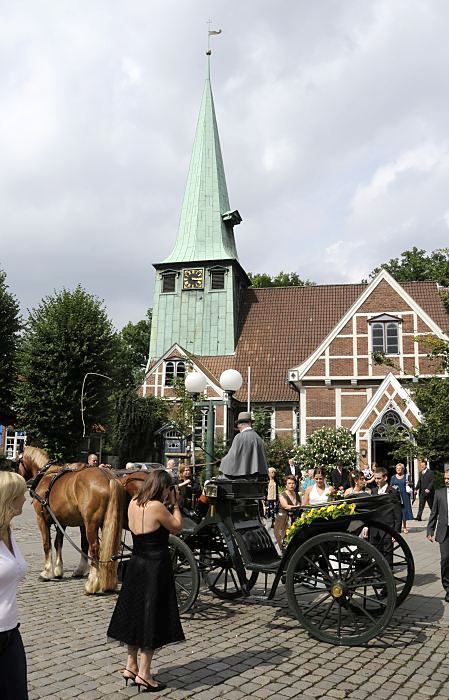 Foto Hochzeitskirche Hamburg Bergedorf  Die historische Kirche in Hamburg Bergedorf St. Petri und Pauli wird gerne als Hochzeitkirche zur romantischen Trauung genommen. Eine Hochzeitskutsche mit zwei Pferden steht auf dem Kirchenplatz und wartet auf das Hochzeitspaar. 