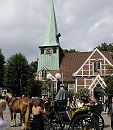 17_21480 Die historische Kirche in Hamburg Bergedorf St. Petri und Pauli wird gerne als Hochzeitkirche zur romantischen Trauung genommen. Eine Hochzeitskutsche mit zwei Pferden steht auf dem Kirchenplatz und wartet auf das Hochzeitspaar.www.hamburg-fotograf.com