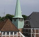 17_21482 Zwischen den Fachwerkhusern ragt der Kirchturm der St. Petri und Pauli Kirche empor - dahinter sind die Bume des Schlossparks vom Bergedorfer Schloss zu erkennen. www.hamburg-fotograf.com