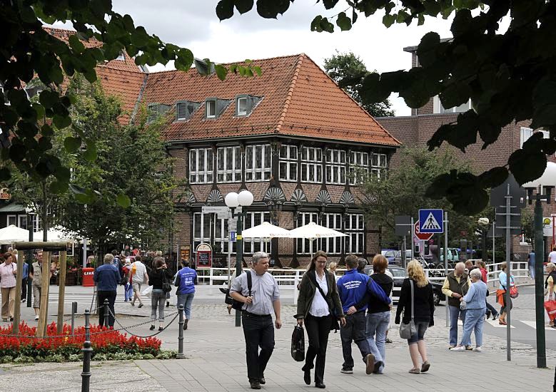 Fotografien aus dem Hamburger Stadtteil Bergedorf -  historische Architektur  Blick ber den Kirchenplatz und der Alten Holstenstrasse zum Sachsentor und der Vierlnder Str. (re.) Im Bildzentrum das alte Gasthaus "Stadt Hamburg", das um 1550 gegrndet wurde. 1959 wurde die Vierlnder Strasse verbreitert -  das historische Fachwerkgebude wurde abgetragen, restauriert und einige Meter weiter wieder aufgebaut.