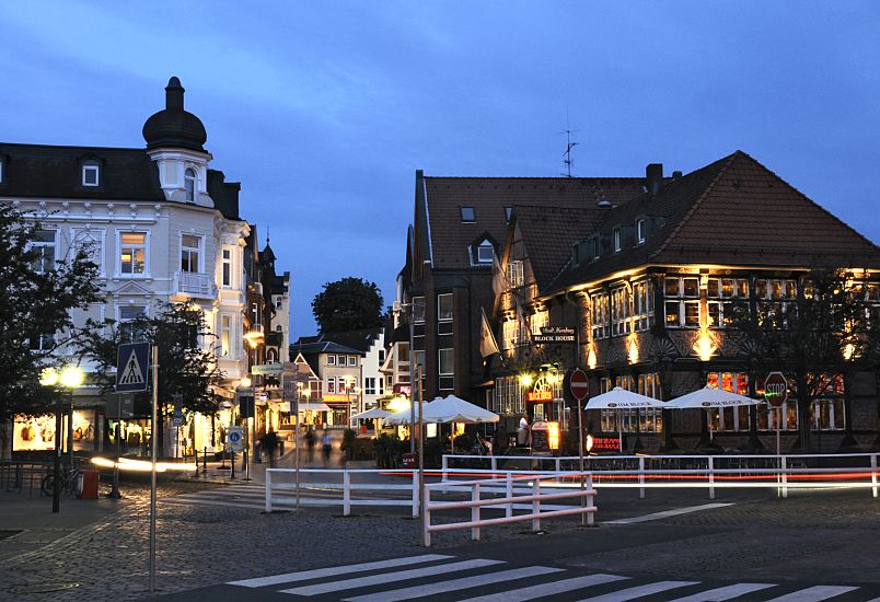 Nachtaufnahme von Hamburg - Blaue Stunde - Foto aus dem Stadtteil Bergedorf  Blick von der Alten Holstenstrasse in die Strasse Sachsentor der City Bergedorfs - die Geschfte sind in der Abenddmmerung zur "Blauen Stunde" beleuchtet. Rechts das historische Fachwerkgebude vom Gasthaus "Stadt Hamburg", das um 1550 gegrndet wurde - es befindet sich jetzt dort ein Fleischrestaurant; im Sommer knnen die Gste auf der Strasse unter Sonneschirmen sitzen und essen.