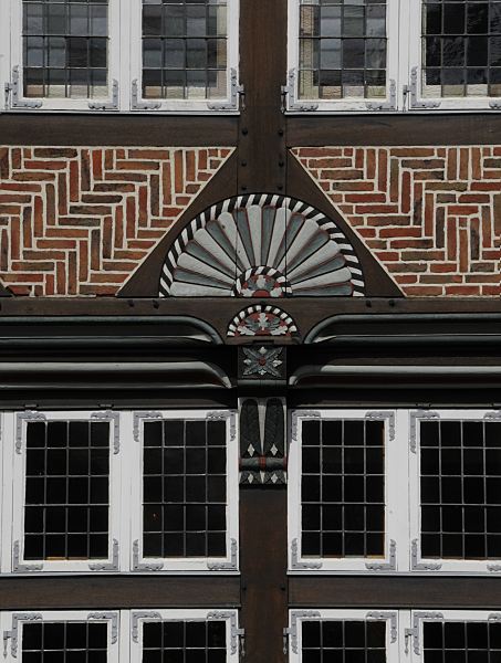 Fachwerkhaus Schnitzerei Dekor - Bezirk Bergedorf  Fachwerkhaus Gasthof Stadt Hamburg in Bergedorf - farbige Schnitzereien verzieren das historische Gasthaus, das ca. 1550 errichtet wurde.