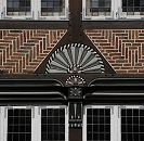 17_21488 Fachwerkhaus Gasthof Stadt Hamburg in Bergedorf - farbige Schnitzereien verzieren das historische Gasthaus, das ca. 1550 errichtet wurde. www.hamburg-fotograf.com