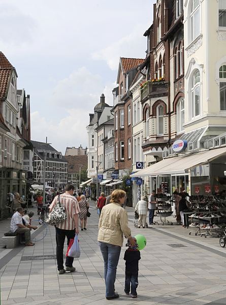 Foto Bezirk / Stadtteil Hamburg Bergedorf   Blick in die verkehrsberuhigte Bergedorfer Einkaufsstrasse Sachsentor - im Hintergrund das Fachwerkhaus der historischen Bergedorfer Kornwassermhle, die dort an der aufgestauten Bille errichtet wurde.